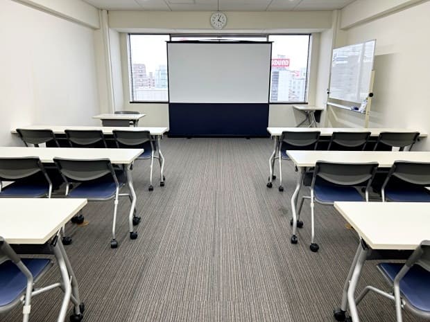 後方の席からでも見やすく、参加者全員に情報がしっかり届きます|長谷川ビル金山駅前店